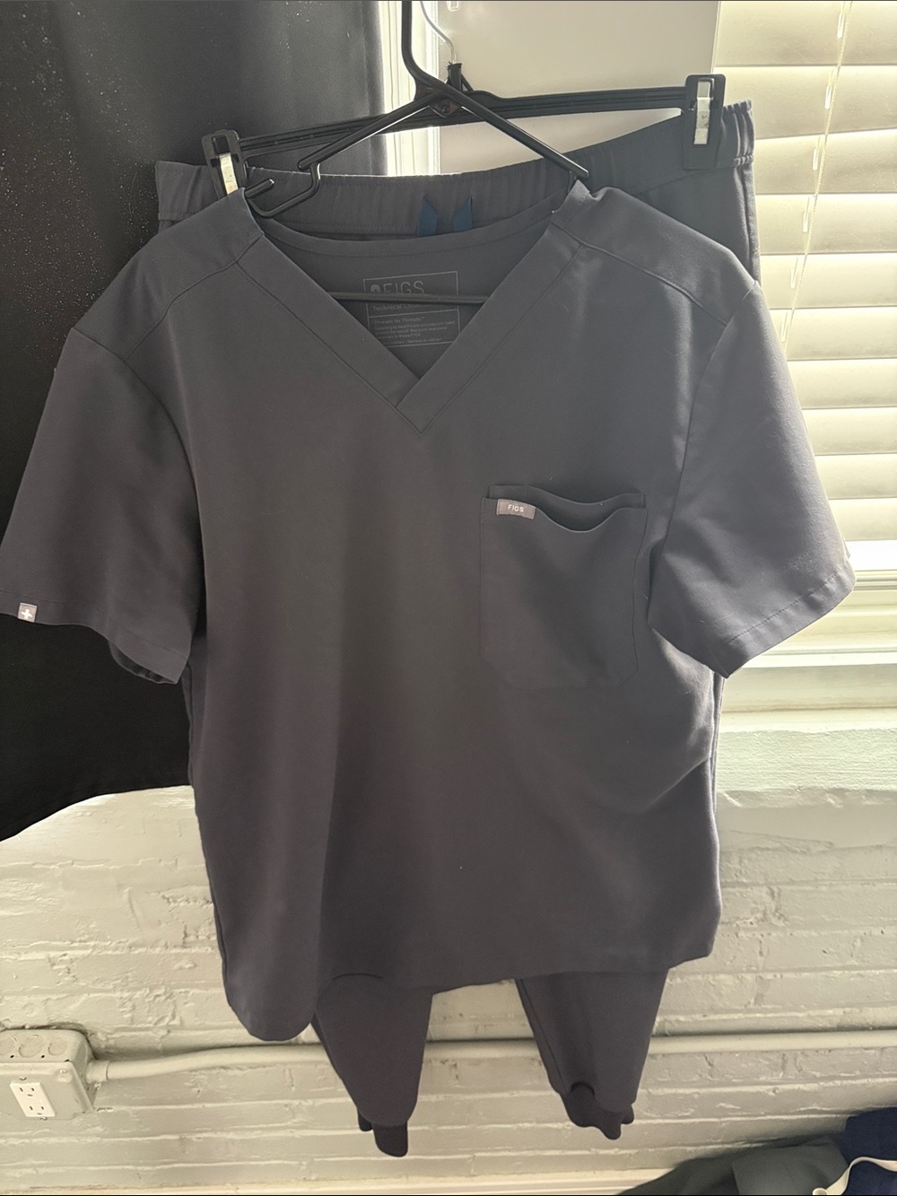 Figs Men's Short Sleeve V-Neck Shirt and Pants - Charcoal
